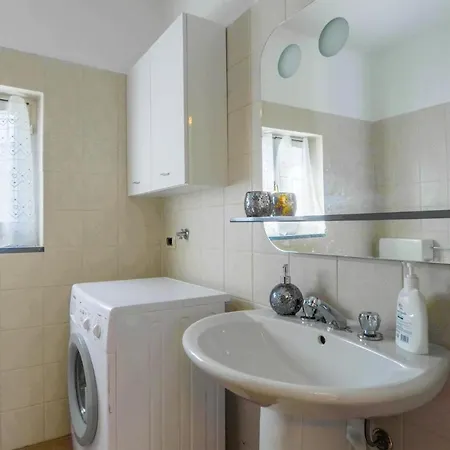 2 Bedroom Beautiful In Holiday home